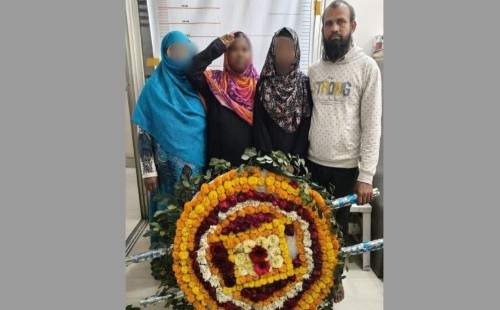 ধানমন্ডি ৩২ নম্বরে ফুল দিতে যাওয়ার সময় তিন নারীসহ চারজন গ্রেফতার